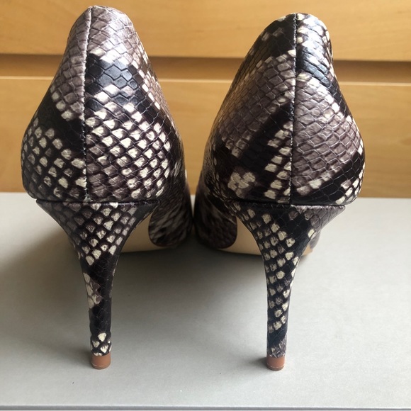 Snake print leather pumps. - Picture 10 of 10